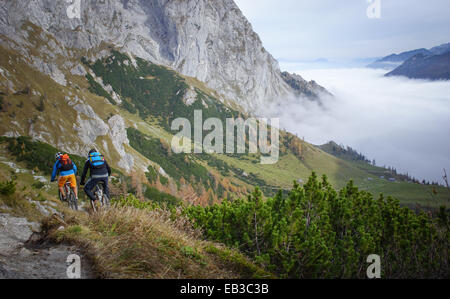 Zwei Personen Mountainbiken in den Bergen, Salzburg, Österreich Stockfoto