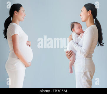 Doppelbelichtung schwangere asiatische Mutter vor und nach der Geburt des Babys Stockfoto