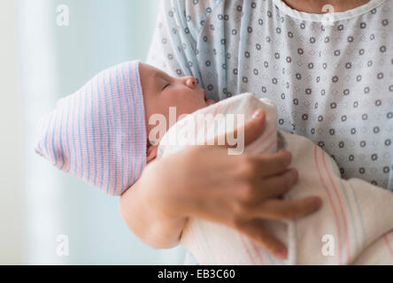 Asiatische Mutter Holding neugeborenes Baby im Krankenhaus Stockfoto