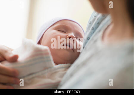 Asiatische Mutter Holding neugeborenes Baby im Krankenhaus Stockfoto
