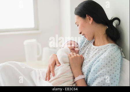 Asiatische Mutter Holding neugeborenes Baby im Krankenhaus Stockfoto