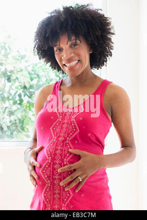 Schwanger African American Mutter hält Magen Stockfoto