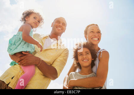 Niedrigen Winkel Ansicht der Familie lächelnd zusammen im freien Stockfoto