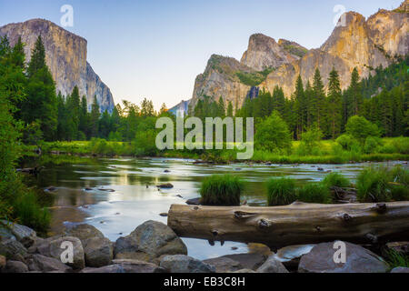 USA, California, Tal im Yosemite National Park mit El Capitan und Bridalveil Falls hinter Merced River anzeigen Stockfoto