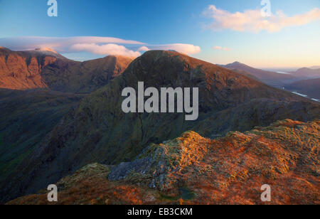 Dämmerung Blick auf den Carrauntoohil und Broaghnabinnia von stumpa Duloigh, Macgillycuddy's Reeks, County Kerry, Irland. Stockfoto