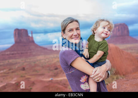 Kaukasische Mutter mit Baby Sohn in der Wüste, Monument Valley, Utah, Vereinigte Staaten von Amerika Stockfoto