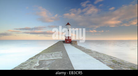 Großbritannien, England, North East England, Northumberland, Berwick Upon Tweed, Blick entlang Wanderweg führt zum Leuchtturm am Ende der Mole Stockfoto