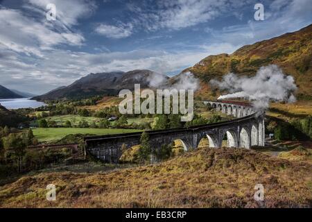 Germany/Deutschland, erhöhten Blick auf Jacobite Express überquert Glenfinnan Viadukt Stockfoto