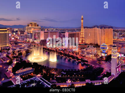 Skyline bei Nacht mit Wasserfontänen des Bellagio Hotels, Las Vegas, Nevada, USA