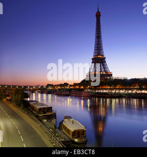 Frankreich, Paris, Eiffelturm über Seineufer bei Sonnenaufgang aus gesehen Stockfoto