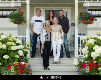 Kaukasische Familie lächelnd auf Veranda Stockfoto