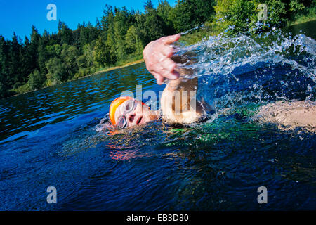 Frau, Schwimmen im See Stockfoto