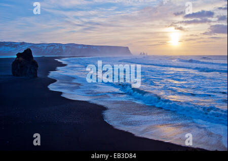 Wellen von Felsformation am Strand Stockfoto