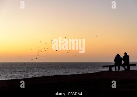 Chile, zwei Personen am Strand bei Sonnenuntergang Stockfoto