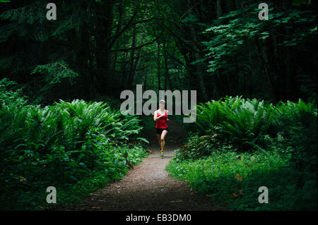 Koreanerin in üppigen Wald laufen Stockfoto