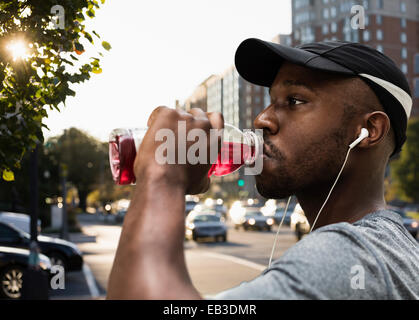 Schwarzen Läufer trinken Saft in der Stadt Stockfoto