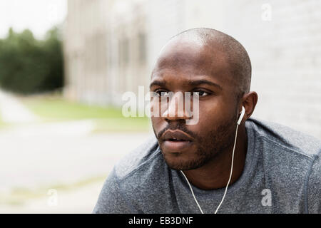 Schwarzen Läufer ruht in Stadt mit Ohrhörern Stockfoto