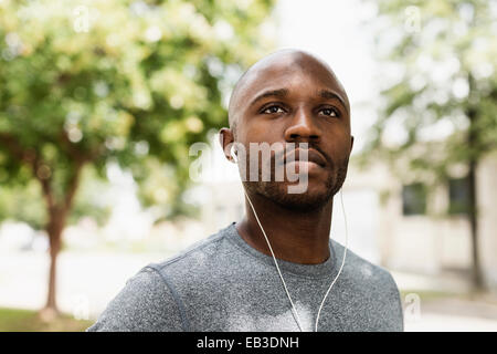 Schwarzen Läufer, die Ruhe im Park mit Ohrhörer Stockfoto