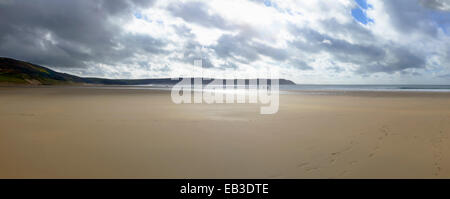 Ruhe und Entspannung mit den Surfern am stürmischen Strand in Woolacombe Sands, North Devon, England. Stockfoto