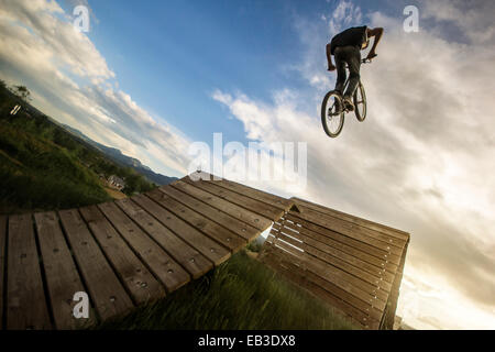 USA, Colorado, Boulder County, Boulder, Mann springt auf Fahrrad Stockfoto