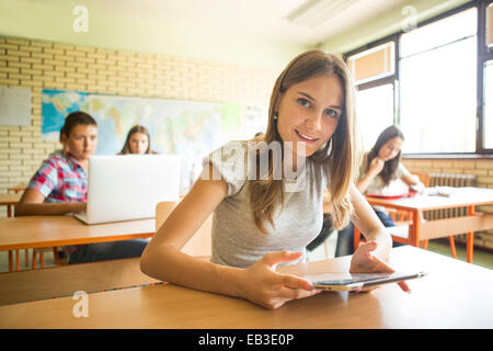 Student mit digital-Tablette im Klassenzimmer Stockfoto