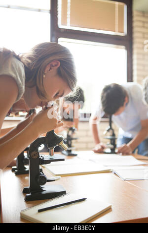 Studenten, die mit Mikroskopen im naturwissenschaftlichen Unterricht Stockfoto
