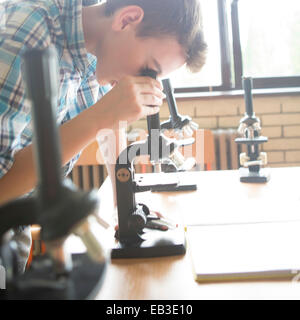 Student mit Mikroskopen im naturwissenschaftlichen Unterricht Stockfoto