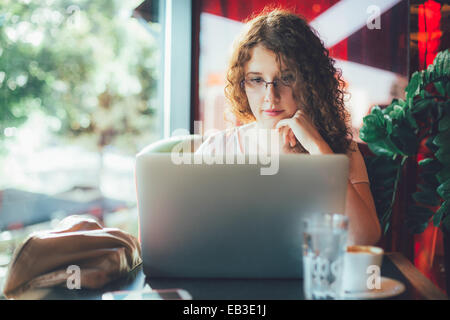 Frau mit Laptop-Computer im café Stockfoto