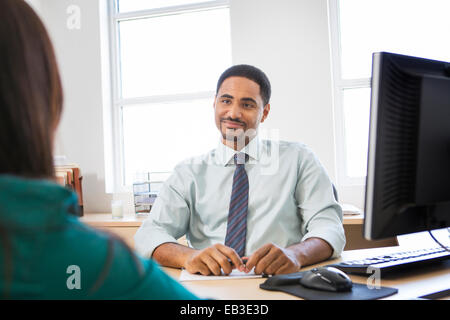 Geschäftsleute im Gespräch im Büro Stockfoto