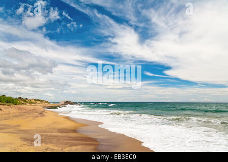 Wellen auf einem leeren Strand in Sri Lanka Stockfoto