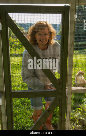 Kaukasische Frau stehen in der Nähe von Hühnerstall Stockfoto