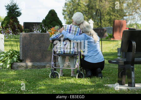 Kaukasische Mutter und Tochter Grab im Friedhof Stockfoto