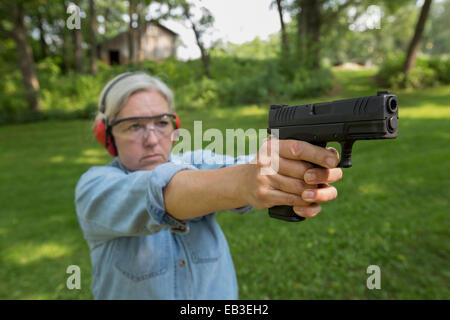 Ältere Frau kaukasischen üben mit Waffe am Schießstand Stockfoto