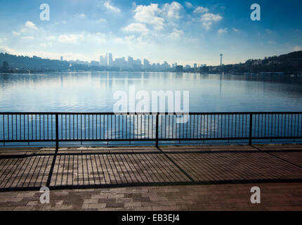 Geländer mit Blick auf die Skyline von Seattle aus städtischen Waterfront, Washington, Vereinigte Staaten von Amerika Stockfoto