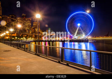 Beleuchtetes Riesenrad an städtischen Uferpromenade bei Nacht, Seattle, Washington, Vereinigte Staaten von Amerika Stockfoto