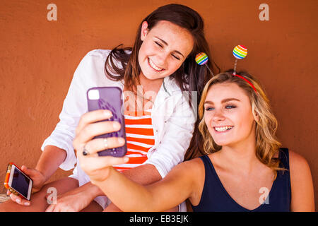 Kaukasische Mädchen im Teenageralter unter Handy selfie Stockfoto