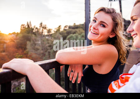 Kaukasische Mädchen im Teenageralter auf Brücke Stockfoto