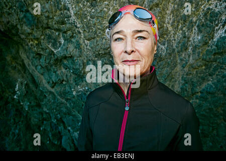 Ältere Frau kaukasischen tragen Brille in der Nähe von Felsen Stockfoto