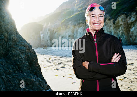 Ältere Frau kaukasischen tragen Brille am Strand Stockfoto