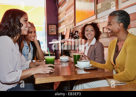 Frauen reden im café Stockfoto