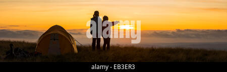 Silhouette der Wanderer mit Blick auf abgelegenen Landschaft bei Sonnenuntergang Stockfoto