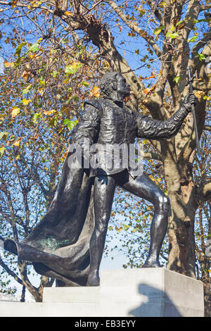 Die Statue von Laurence Olivier als Hamlet am National Theatre, London, South Bank Stockfoto