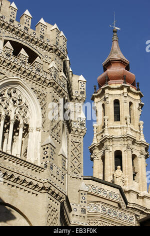 Glockenturm, Turm und Fenster der Kathedrale von San Salvador, Saragossa, Spanien Stockfoto