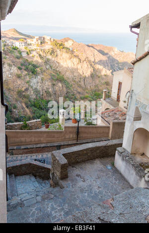 Panorama Ruinengelände Monte Nebrodi in Sizilien von Savoca Stockfoto