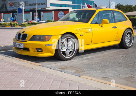 Manama, Bahrain - 21. November 2014: Gelbe BMW Z3 M Coupe Auto steht geparkt in Manama Stockfoto