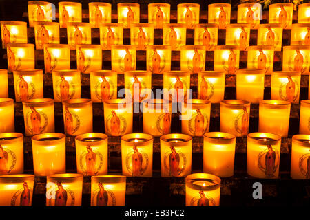 Kerzen brennen in der Kathedrale von Notre Dame de Paris. Stockfoto