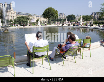 Leute sitzen neben einem der Teiche des Jardin des Tuileries. Paris, Frankreich Stockfoto