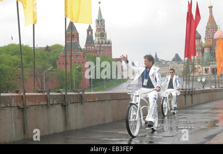 Niederländische Musikgruppe The Topper Radfahren nahe dem Roten Platz in Moskau. 2005 gegründet, repräsentiert die Gruppe der Niederlande in der Eu Stockfoto