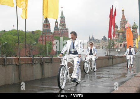 Niederländische Musikgruppe The Topper Radfahren nahe dem Roten Platz in Moskau. 2005 gegründet, repräsentiert die Gruppe der Niederlande in der Eu Stockfoto