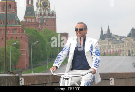 Niederländische Musikgruppe The Topper Radfahren nahe dem Roten Platz in Moskau. 2005 gegründet, repräsentiert die Gruppe der Niederlande in der Eu Stockfoto